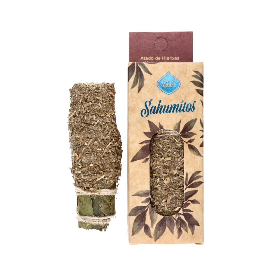 Sahumo smudge-stick i förpackning med naturliga örter och blommor i en dekorativ låda med fönster.