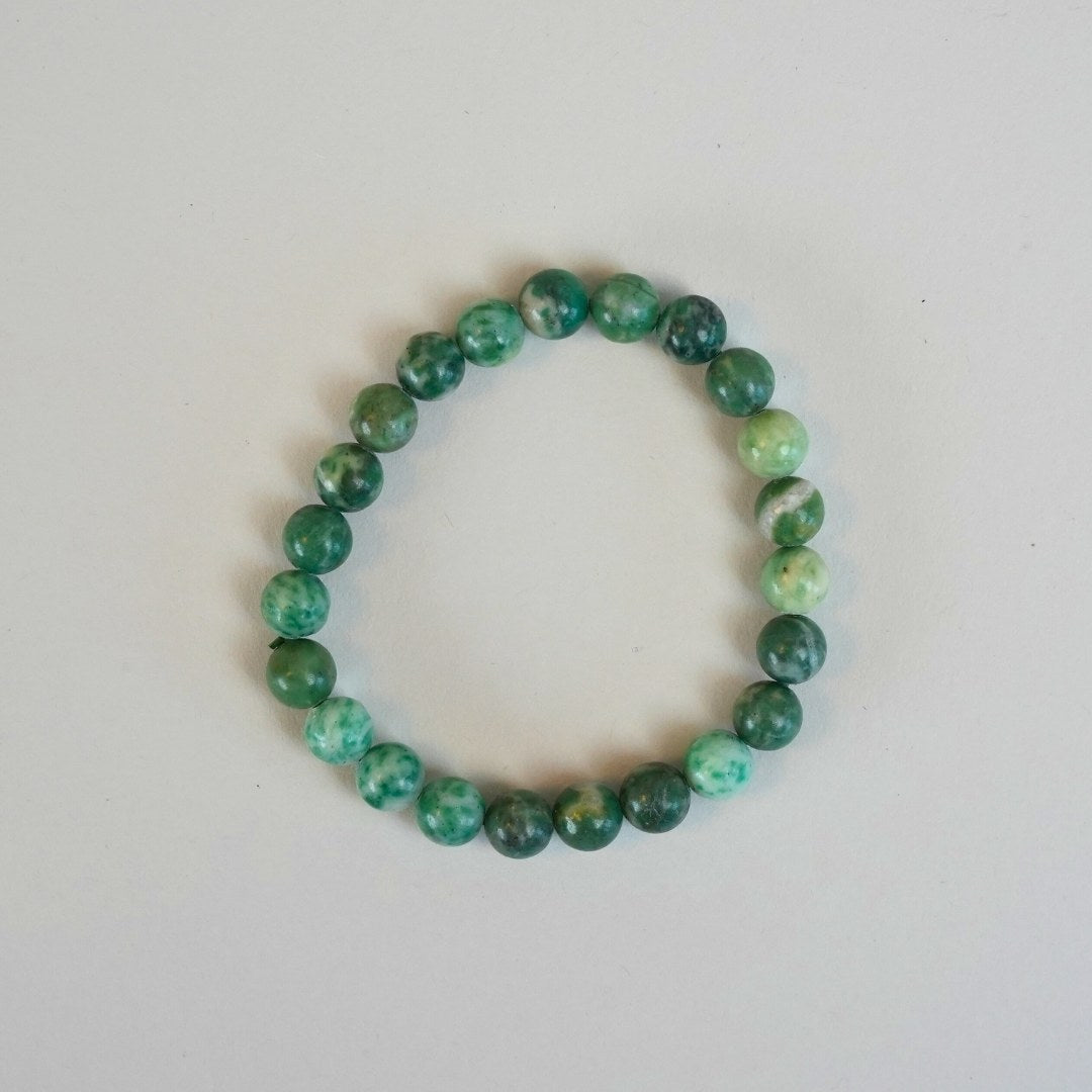 Armbånd lavet af serpentin krystal med grønne nuancer i forskellige farver arrangeret i en cirkelform