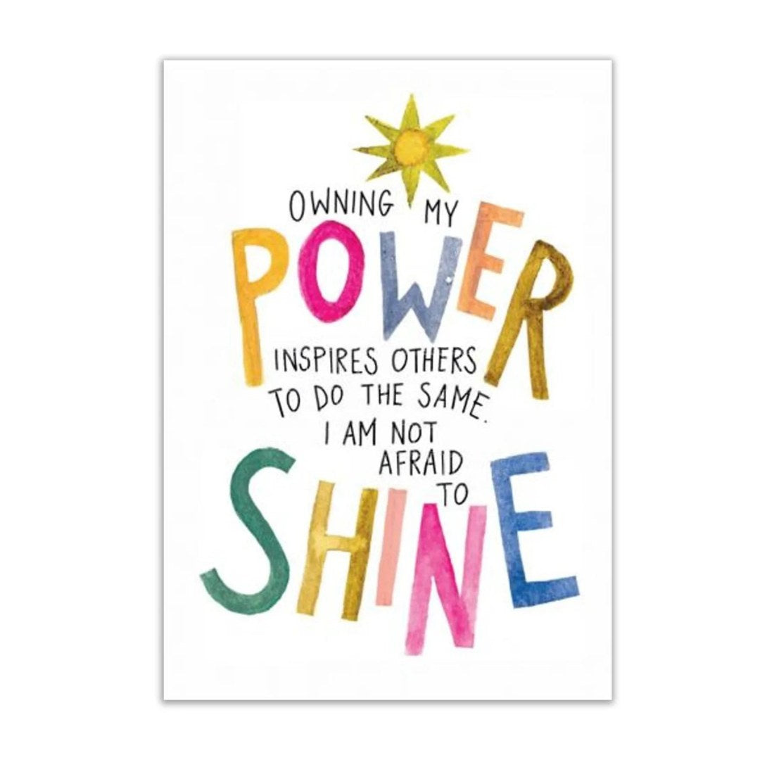 kort med farverige bogstaver der danner teksten owning my power inspires others to do the same I am not afraid to shine med en sol over teksten