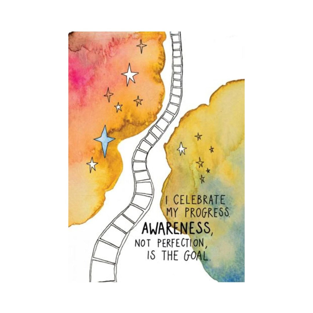 Illustration af Spirit Junkie Affirmations Cards med en farverig baggrund i nuancer af orange og blå, en skrå stige der fører opad og stjerner spredt i baggrunden, teksten fremhæver vigtigheden af udvikling og bevidsthed fremfor perfektion