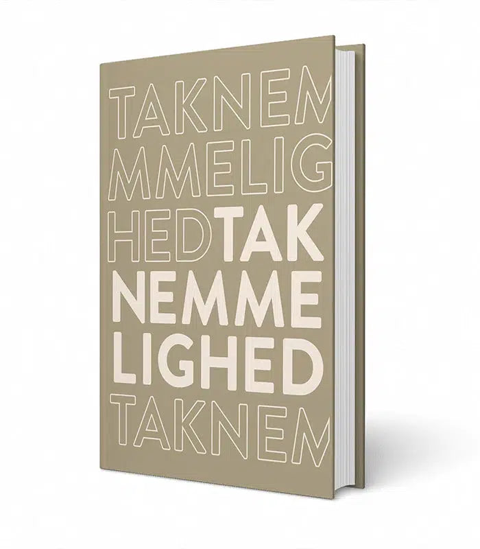 Bogen har en beige omslag med store hvide bogstaver, der gentager ordene taknemmelighed og taknemlighed i forskellige skrifttyper, står oprejst på en hvid baggrund.