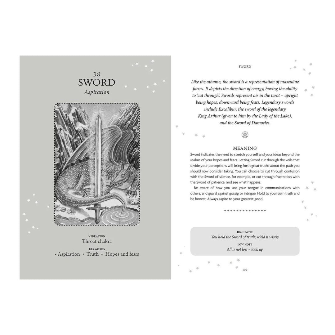 Kort från The Witches Oracle med nummer 38 Sword och temat Aspiration, innehållande en illustration av ett svärd och en drake samt nyckelord som representerar hopp och rädslor