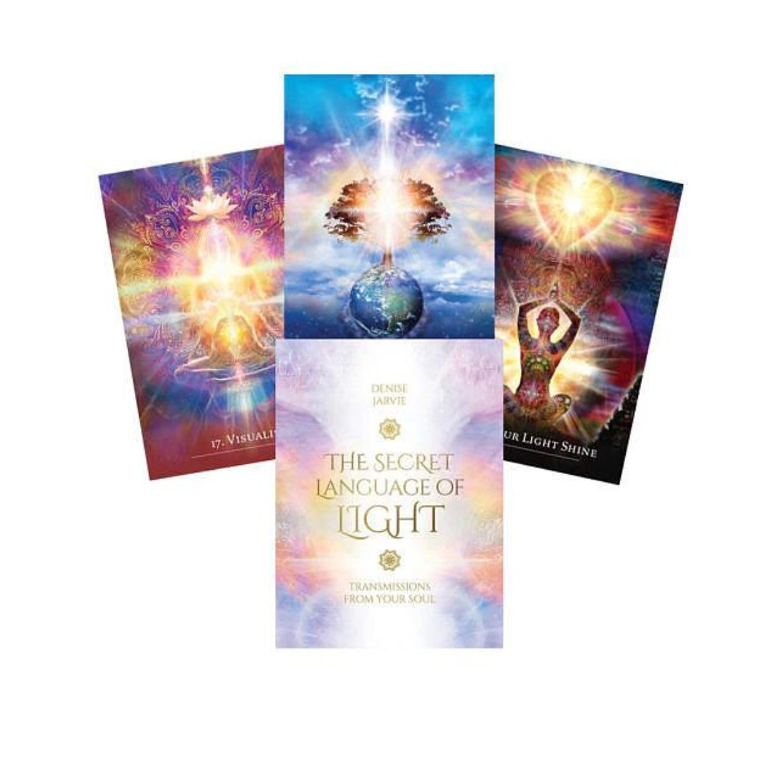 Produktbillede af orakelkortene The Secret Language of Light med fire kort synligt arrangeret i en fanebladslignende opsætning farverigt design med motiver af lys, natur og spiritualitet