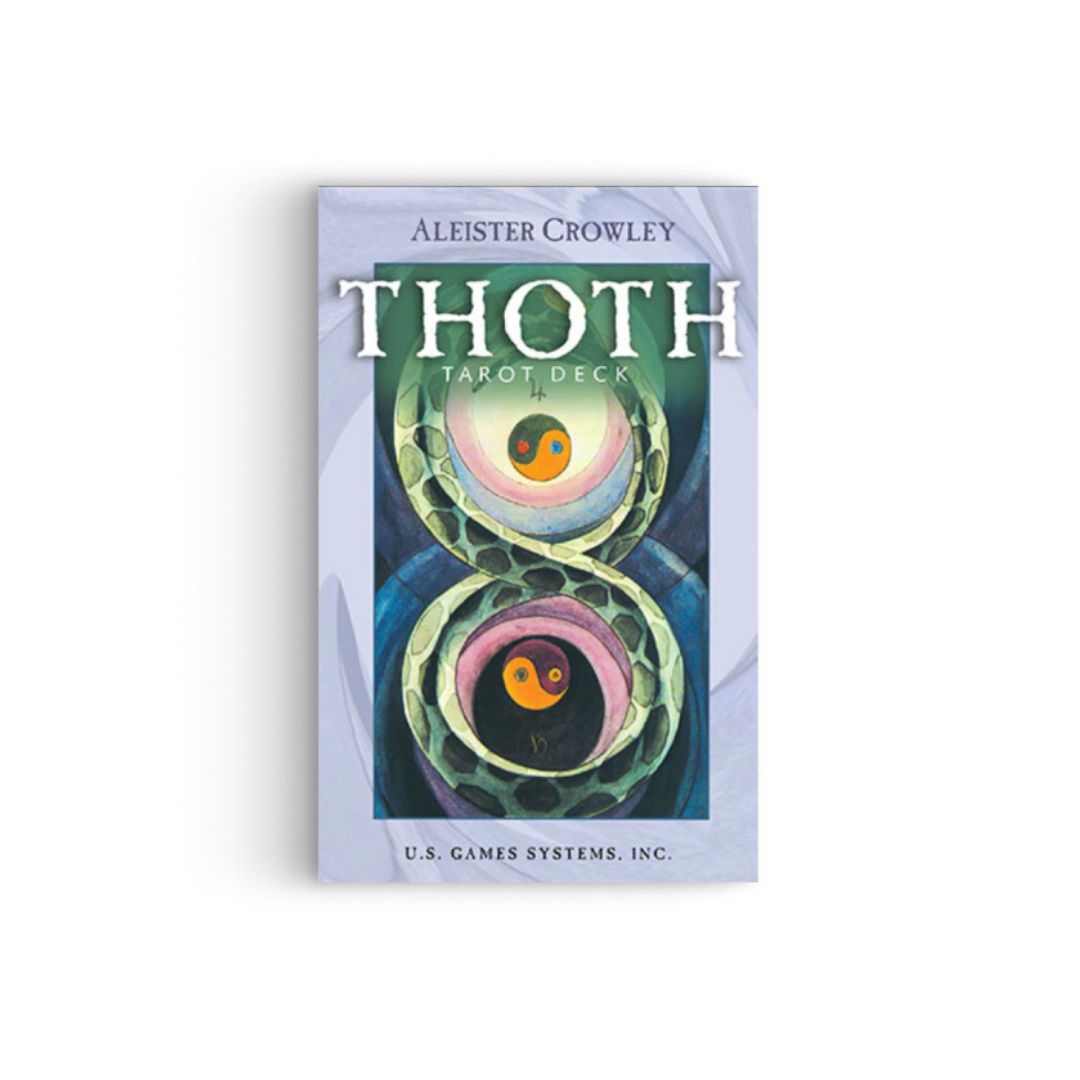 THOTH tarotkort de Luxe med Aleister Crowleys navn på omslaget og et farverigt design med yin-yang symboler i midten samt en grøn baggrund