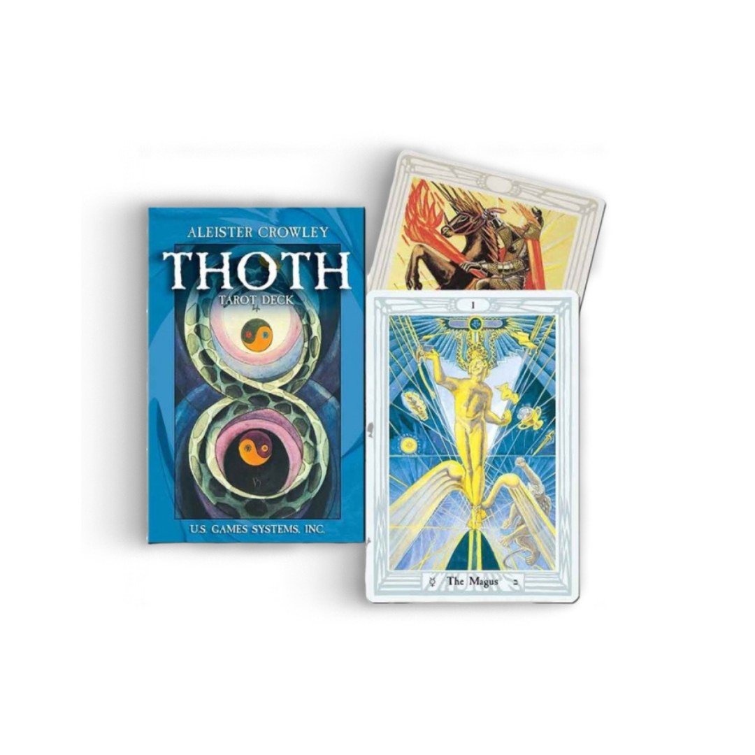 THOTH tarotkort af Aleister Crowley i pocket edition med en slående blå æske og tre kort synlige herunder kortet med titlen The Magus samt et kort med en ridder på hest.