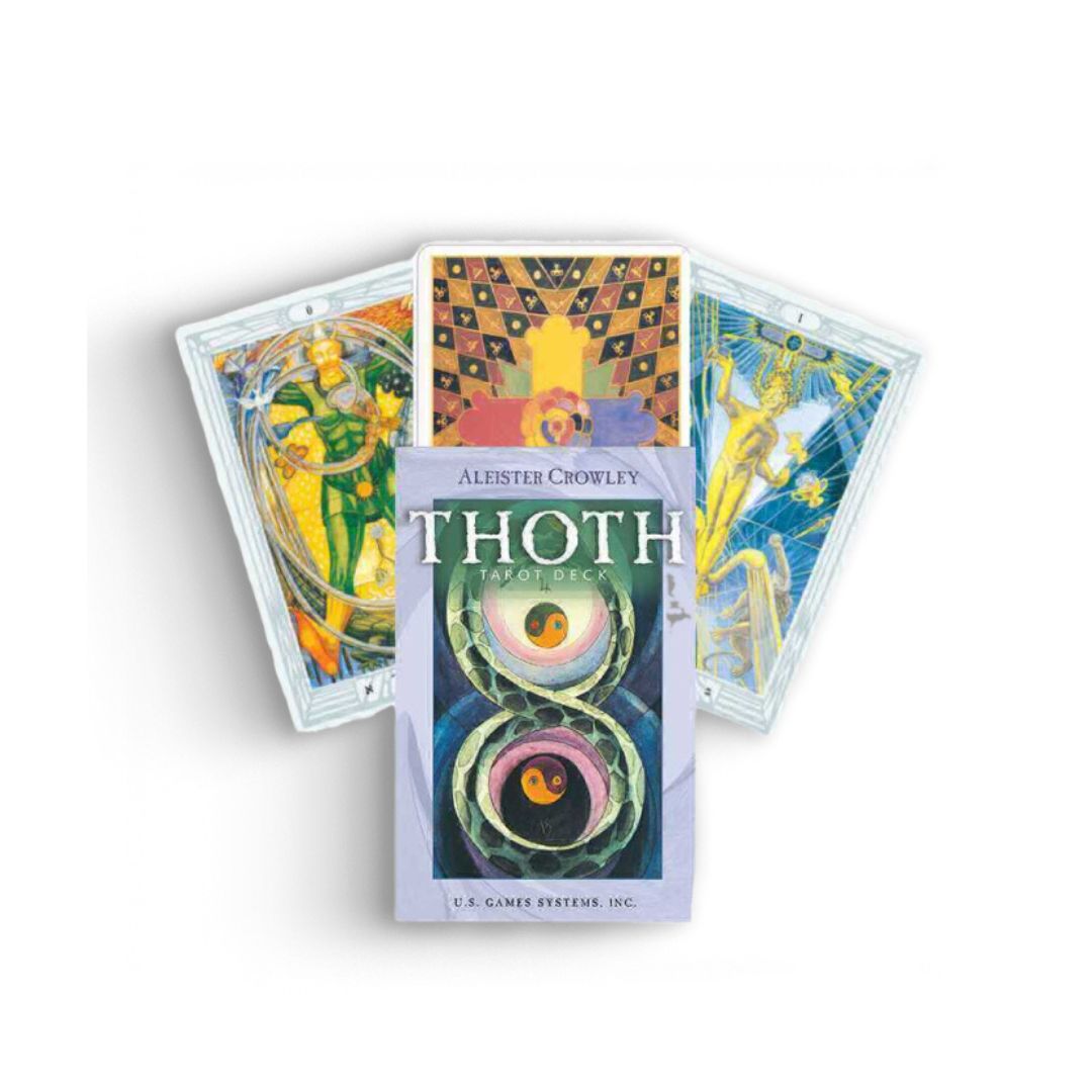 Billede af THOTH tarotkort de Luxe med Aleister Crowleys design fremhævet foran visse kort med farverige, symboliske illustrationer i baggrunden og en elegant indpakning i fokus.