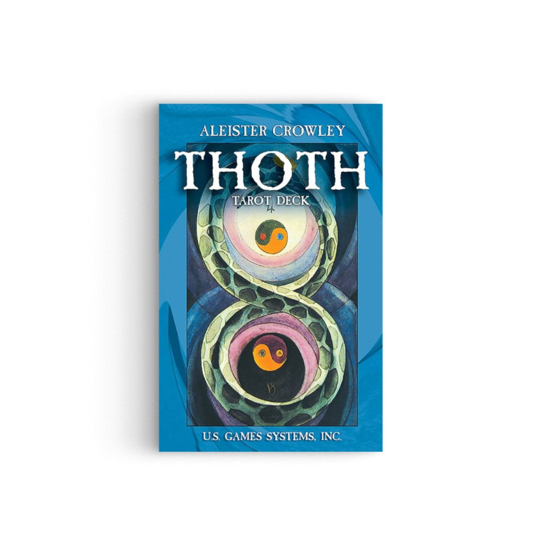 Billede af pakken med THOTH tarotkort i et blåt design med to farvede cirkler og teksten Aleister Crowley og THOTH tarot deck på forsiden.