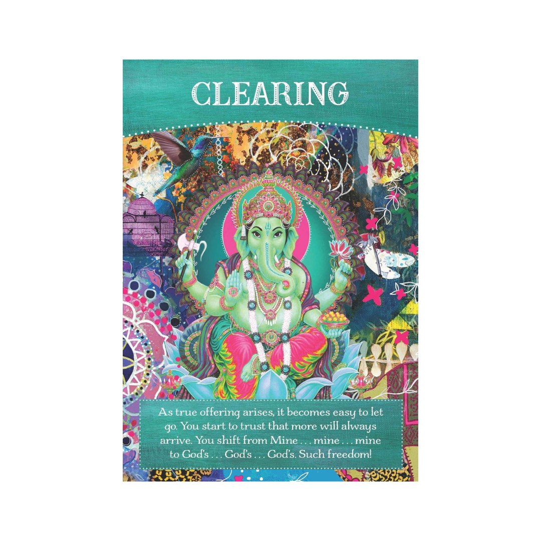 Illustration af Ganesha, den indiske gud for velstand og overvinder af forhindringer, omgivet af farverige mønstre og naturmotiver med teksten Clearing øverst og en beskrivelse nederst, der handler om at slippe og stole på universets overflod.
