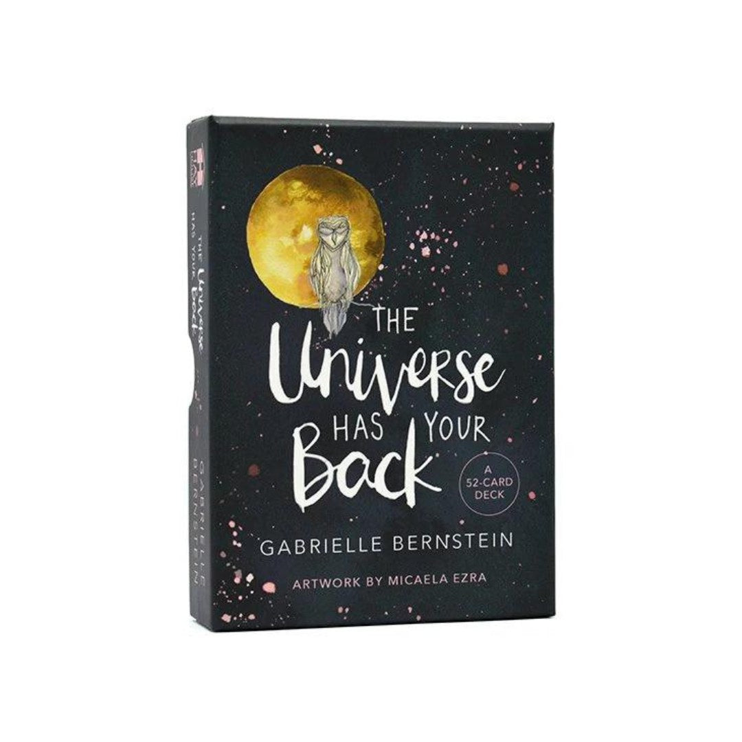Billede af kortspillet Universet Støtter Dig med en illustration af en ugle og en stor måne på fronten samt farver i mørke og lyse nuancer, designet af Micaela Ezra