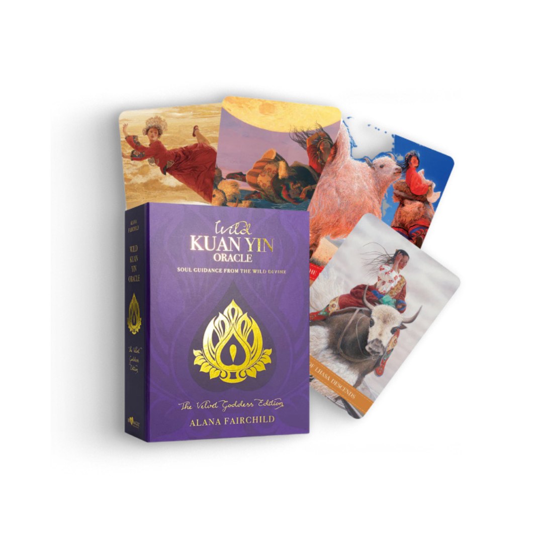 Billede af Wild Kuan Yin Orakelkort af Alana Fairchild i Velvet Goddess de Luxe Edition med en lilla æske og flere kort med farverige illustrationer, der viser spirituelle temaer og naturlige elementer.