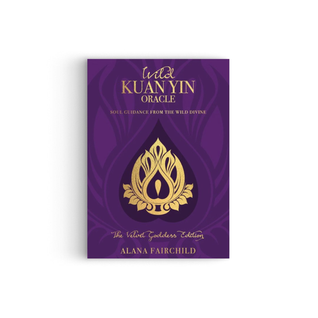 Wild Kuan Yin orakelkort med en mørk lilla baggrund og gyldne detaljer, indeholder titlen Wild Kuan Yin Oracle og teksten Soul Guidance from the Wild Divine, designet af Alana Fairchild, Velvet Goddess de Luxe Edition.