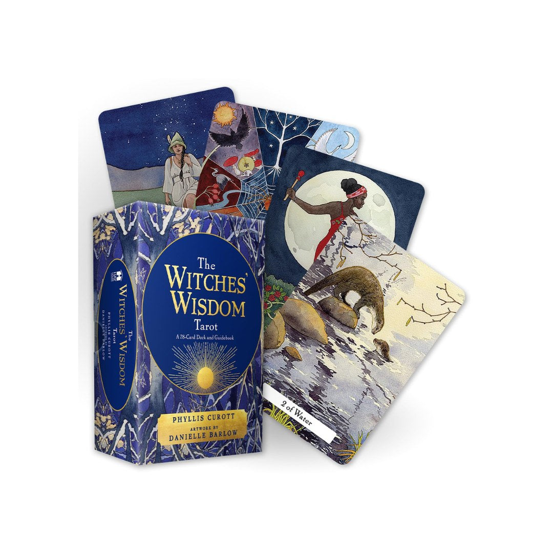 Pakke med orakelkort med titlen Witches Wisdom Tarot der indeholder en kortbunke samt en guidebog. Kortene viser forskellige illustrationer herunder en kvinde der sidder under stjernerne og en anden der holder en tamburin under månen.