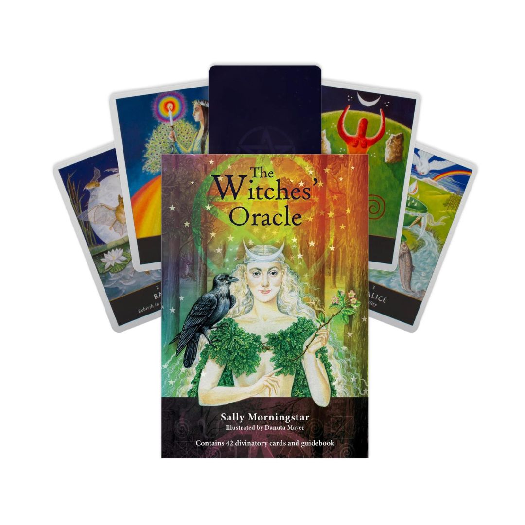 Witches Oracle orakelkort med illustration av kvinna och kråka samt flera kort i bakgrunden