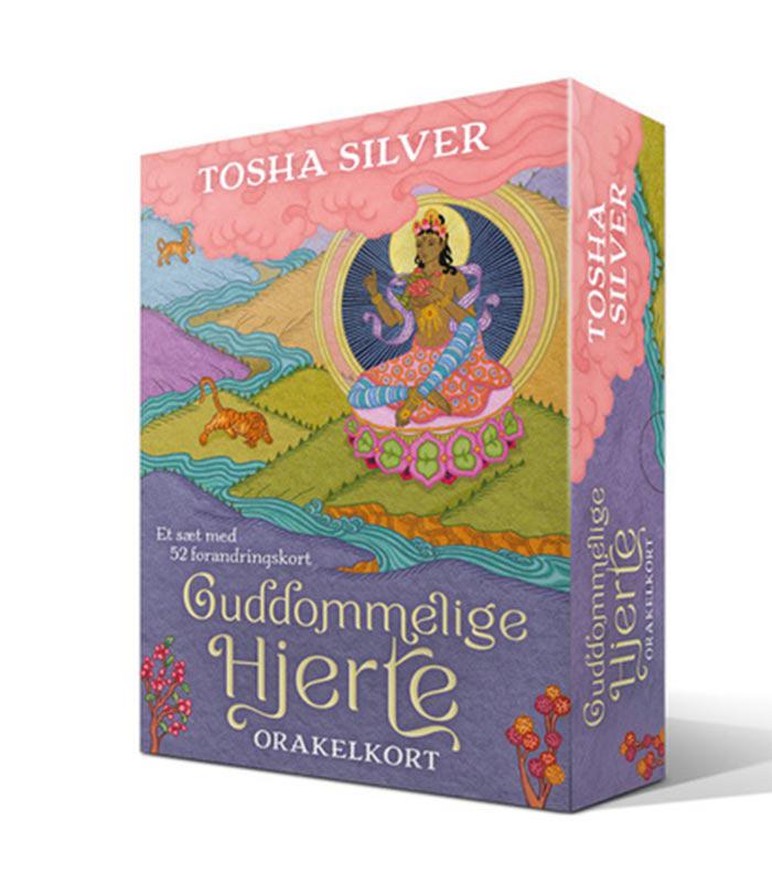 Billede af æsken til Guddommelige hjerte af Tosha Silver som indeholder orakelkort med farverig illustration af en kvinde siddende på en lotusblomst omgiven af natur og billeder af dyr samt teksten Guddommelige Hjerte og Orakelkort på æsken