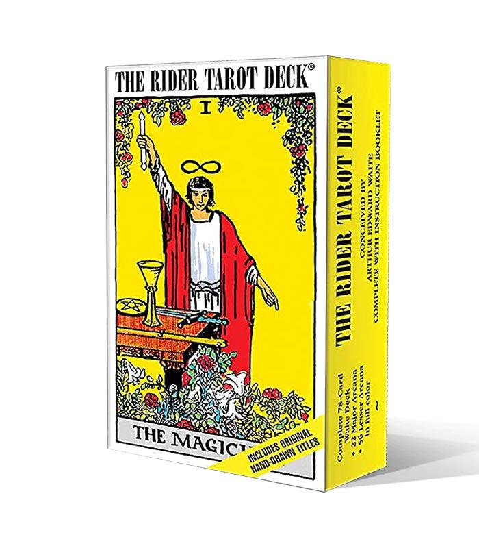 Rider-Waite tarotkort pakke med illustration af Manden med tryllestaven på en gul baggrund pakke indeholder 78 kort samt en instruktionsbog