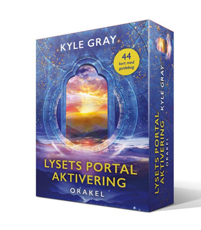 Forpakningen af Lysets portalaktivering af Kyle Gray orakelkort fremstår med en farverig og mystisk illustration der viser en portal omkranset af en klar himmel og sollys, produktet indeholder 44 kort med en guidebog, det står i en iøjnefaldende blå farve med guldtekst.