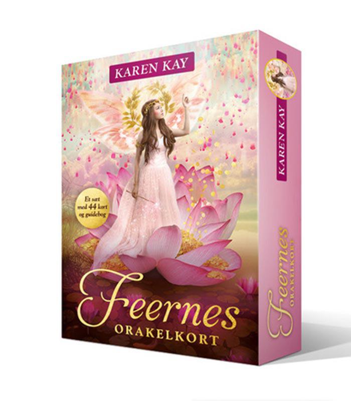 Foran en baggrund af lyse pastelfarver ses en ung kvinde med lange brune lokker, iført en lys pink kjole og omkranset af blomster. Hun står på en lotusstilk og strækker sin hånd mod en magisk energi. Dette produkt er Feernes orakelkort af Karen Kay, indeholdende 44 kort og en guidebog. Emballagen har en grøn og rosa farvesammensætning med gyldne detaljer og titlen tydeligt præsenteret på forsiden.