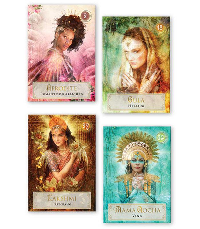 Fire kort fra Gudinde Power af Colette Baron-Reid viser forskellige gudinder Afrodite med fokus på romantisk kærlighed, Gula som repræsenterer healing, Lakshmi symboliserende fremgang og Mama Qocha der er forbundet med vand. Hvert kort har en visuel illustration og en titel nedenunder.