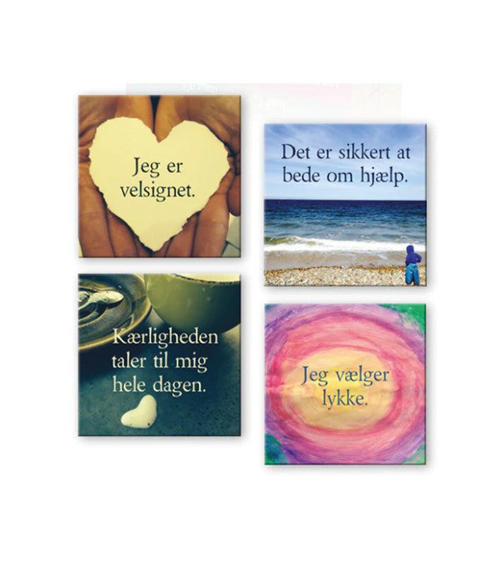 Hjerteformet kort med teksten Jeg er velsignet holdt af to hænder ved en lys baggrund haveland skudt fra stranden med teksten Det er sikkert at bede om hjælp et billede af en kop med hjerteformet skum og teksten Kærligheden taler til mig hele dagen en farverig cirkel med teksten Jeg vælger lykke