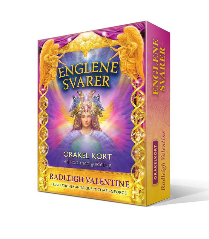 Produktbillede af englekort sættet Englene Svarer af Radleigh Valentine med 44 kort og en guidebog. Forsiden prydes af en farverig illustration af en kvindelig engel med farverige vinger og en globe, omgivet af gyldne ornamenter. Titel og info er præsenteret i store, tydelige skrifttyper.