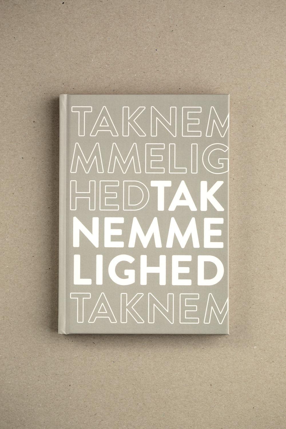 Bogcover med teksten Taknemmelighed Taknemmelighed Taknemmelighed i forskellige skrifttyper på en grå baggrund