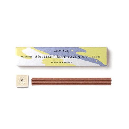 Brilliant blue lavender røgelsespinde fra Scentsual med emballage i lyse farver og et lille hvidt holder til pindene synligt ved siden af pakningen