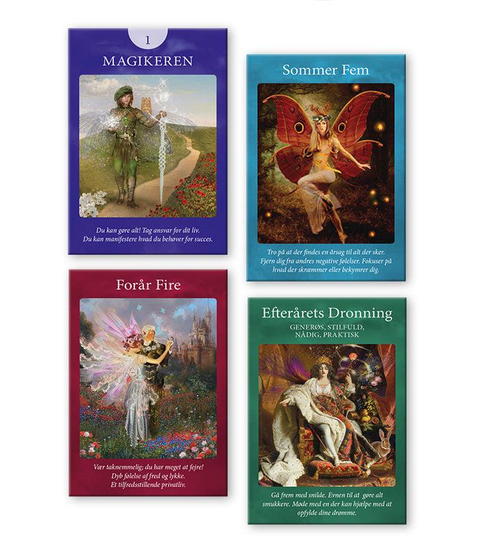 Magikeren tarotkort med en mand iført grønne klæder og sværd i naturen Sommer Fem tarotkort med en kvinde i sommerfugl kostume omgivet af farverige sommerfugle Forår Fire tarotkort med en kvinde, der danser med blomster og stråler af farver Efterårets Dronning tarotkort med en kvinde siddende i en overdådig kjole med fe-aktige træk