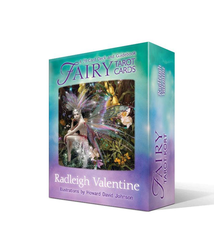 Produktbillede af tarotkortene Fairy Tarot af Radleigh Valentine viser en farverig æske med billeder af feer og en smuk illustration på forsiden. Æsken indeholder 78 kort og en guidebog, designet af Howard David Johnson. Farverne i designet er lyse og drømmende med nuancer af blå, grøn og lilla.