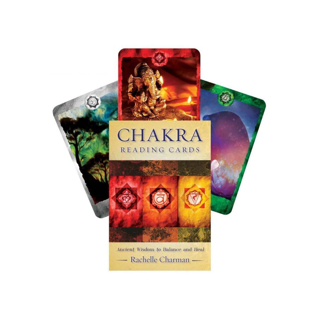 Chakra reading kortene præsenterer en farverig samling af kort med symboler og billeder relateret til chakrasystemet kortene viser en blanding af spirituelle og naturinspirerede motiver med et centralt kort der bærer teksten Chakra reading cards samt navnet Rachelle Charman