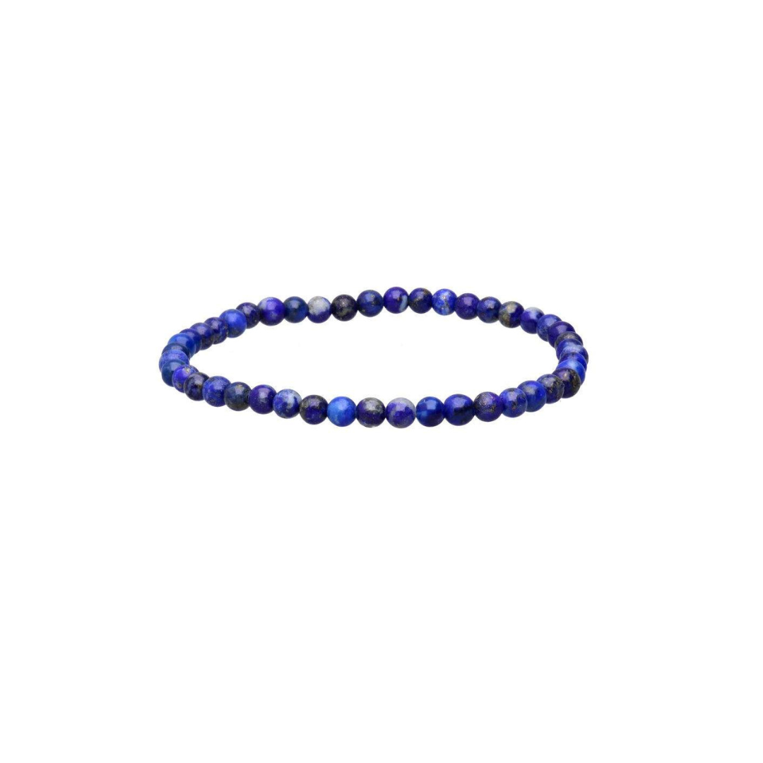 Lapis Lazuli armbånd bestående af små, runde perler i nuancer af blå og lilla med enkelte sorte indslag på en hvid baggrund.